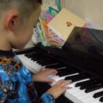 横浜DeNAベイスターズ　筒香選手の応援歌をピアノ演奏する幼稚園児