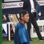 [オリックス対日本ハム]  2017.5.6  試合前の練習で先輩に挨拶をする中田