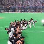 札幌ドームに駆け付けたファンに挨拶する福岡ソフトバンクホークスの監督・コーチ・選手たち