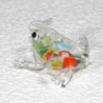 ガラスのカエルさん「花入り」4色あり　8a320　かえる柄 カエルグッズ　カエル柄 蛙模様 かえるモチーフ 動物　蛙プレゼント　お飾り　贈り物　ギフト