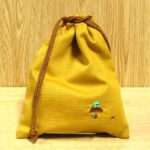 小物整理に便利な巾着「きのこかえる」キイロ 8a092-1 蛙　カエルグッズ　かえる柄　蛙模様　かえるモチーフ　動物　誕生日プレゼント　お祝い　カエル